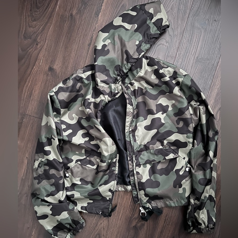 Camo cropped nylon jacket